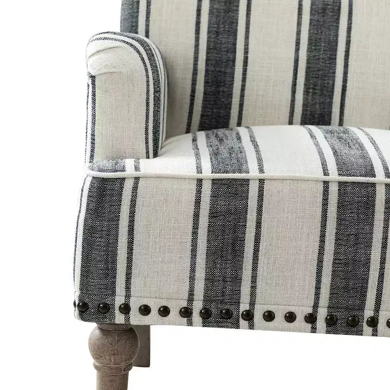 Fauteuil de chambre en bois tapissé avec clous décoratifs et motif rayé unique