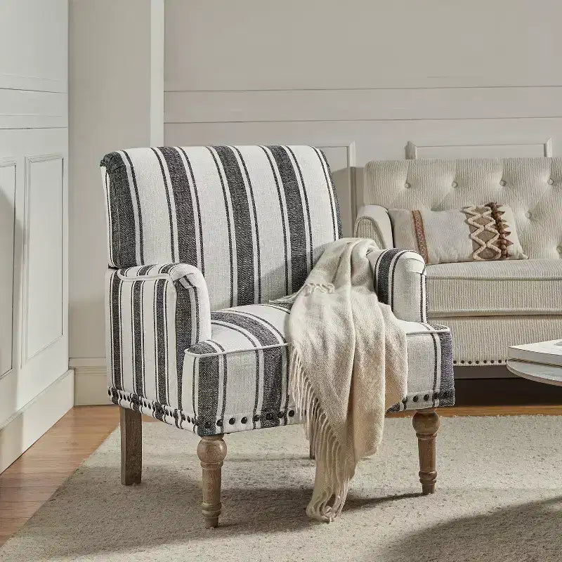 Fauteuil de chambre en bois tapissé avec clous décoratifs et motif rayé unique
