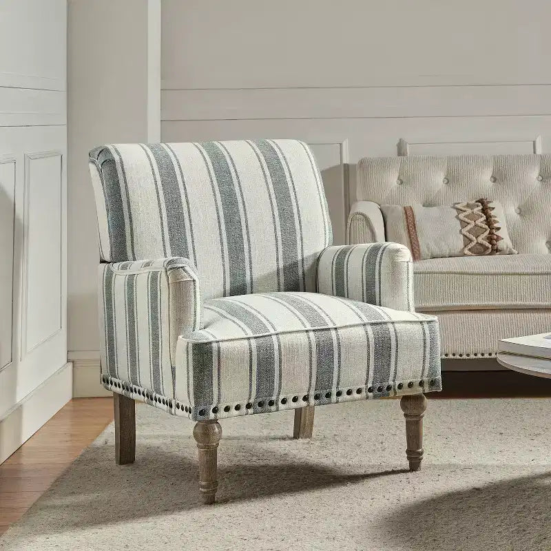 Fauteuil de chambre en bois tapissé avec clous décoratifs et motif rayé unique