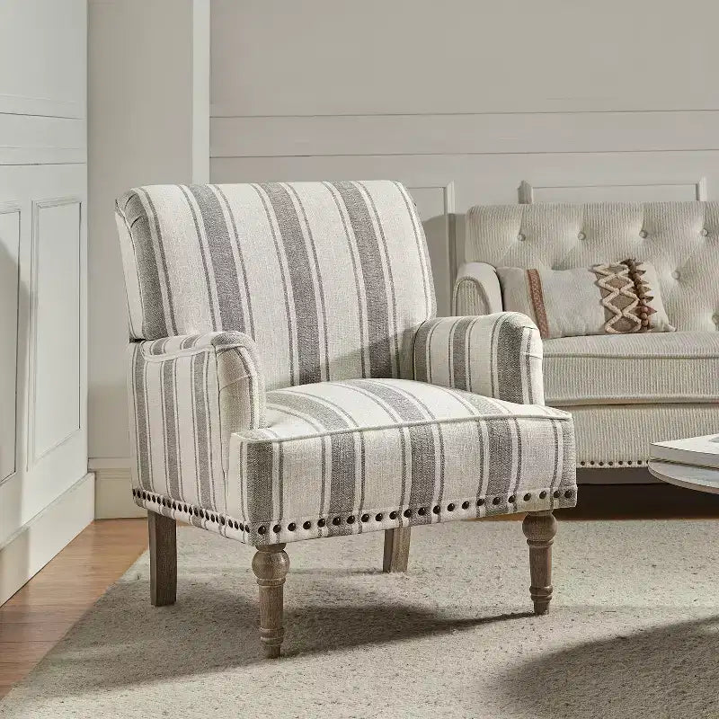 Fauteuil de chambre en bois tapissé avec clous décoratifs et motif rayé unique