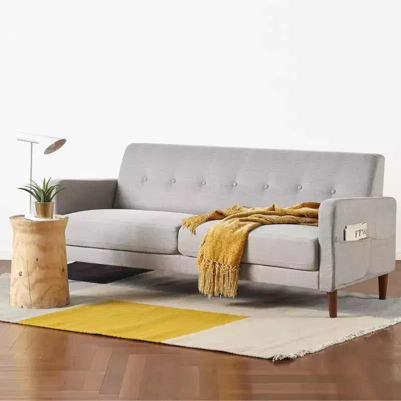 Canapé de style moderne du milieu du siècle avec pochettes accoudoirs, en tissu de lin capitonné