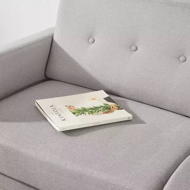 Canapé de style moderne du milieu du siècle avec pochettes accoudoirs, en tissu de lin capitonné
