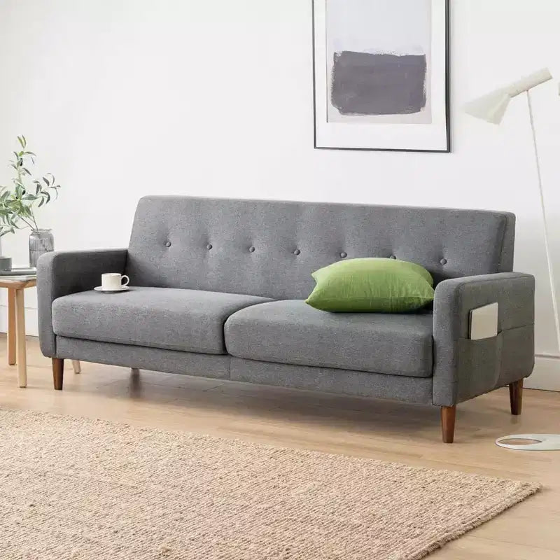 Canapé de style moderne du milieu du siècle avec pochettes accoudoirs, en tissu de lin capitonné