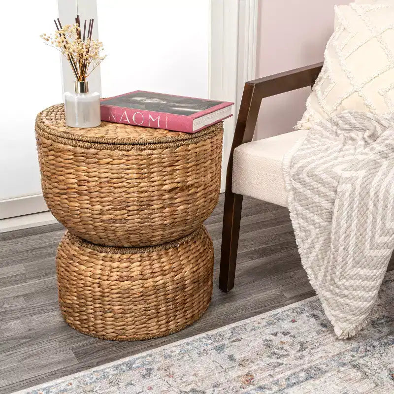 Table d'appoint de rangement sablier en jacinthe tissée à la main