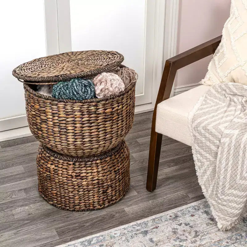 Table d'appoint de rangement sablier en jacinthe tissée à la main
